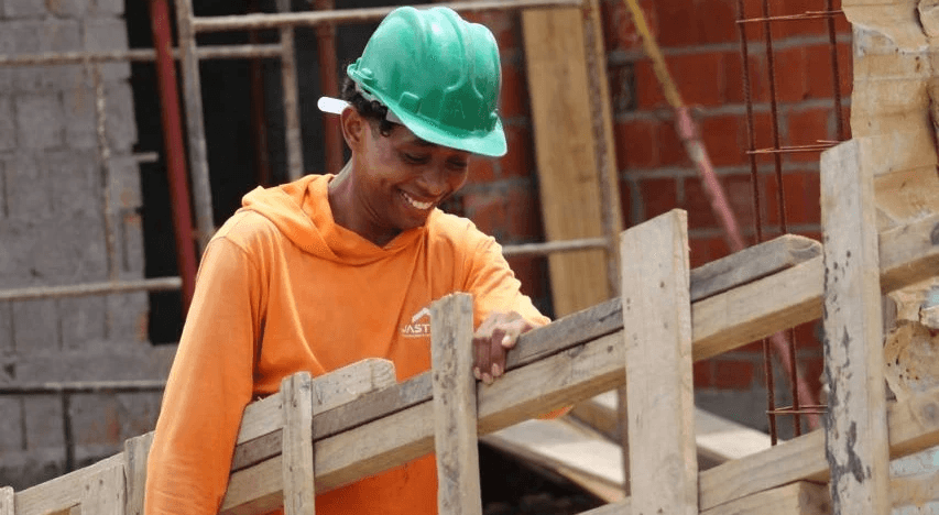 Profissional trabalhando na construção