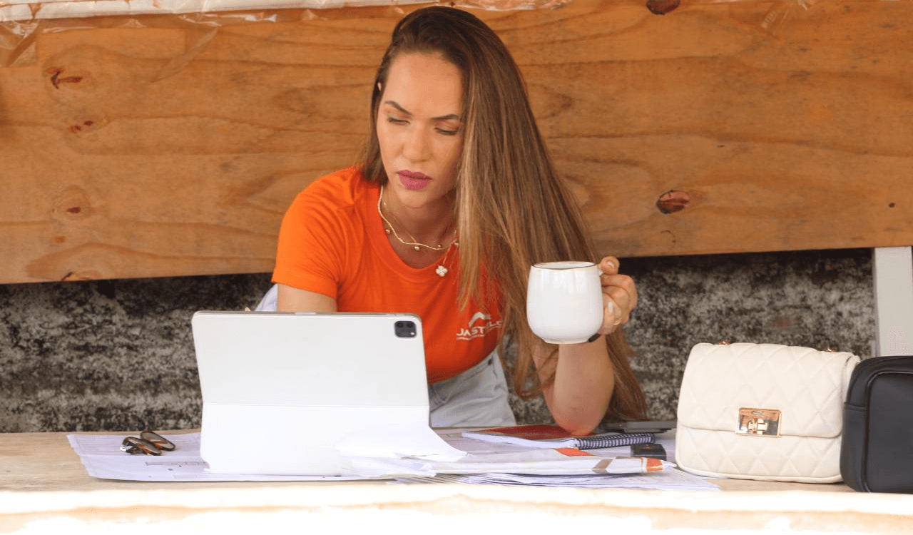 Tharcyla trabalhando em um projeto